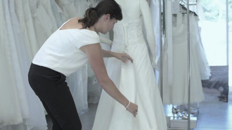 Les 5 étapes simples pour attacher une traine de robe de mariée