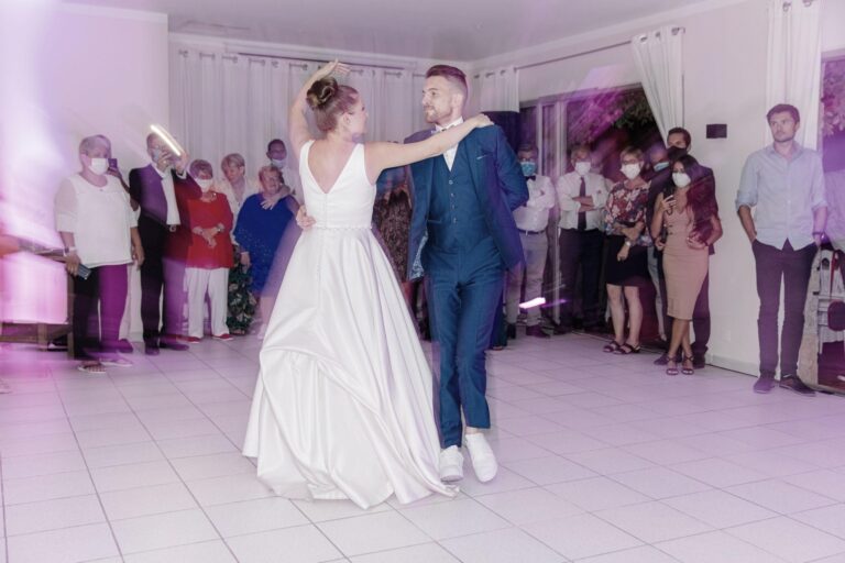 Comment réussir à danser avec une robe de mariée : conseils pratiques pour un mariage réussi